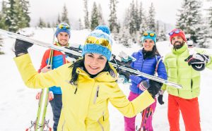 Groupe de skieurs en hiver, skis à l'épaule