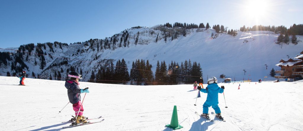 Enfants sur une piste de ski