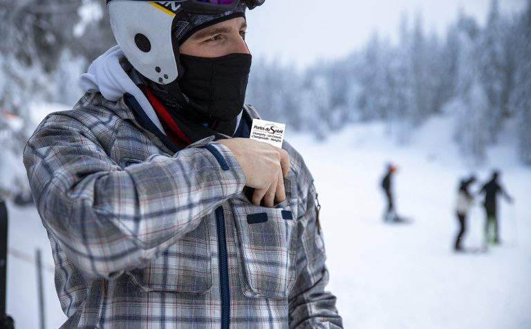 Skieur avec un casque et une cagoule