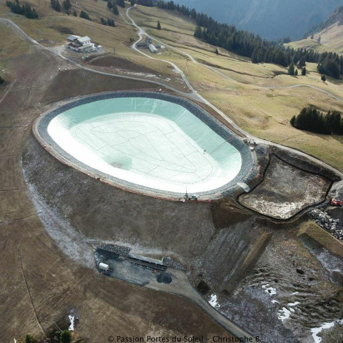 Lac, retenue en construction vue du ciel