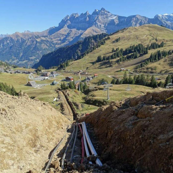 Tranchée en montagne avec tuyaux adduction d'eau