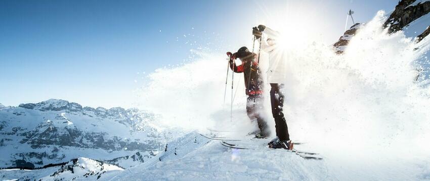 Skieurs éclaboussés par de la neige