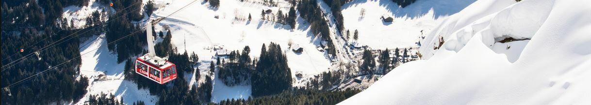 Vue du dessus du téléphérique avec arrière plan hiver