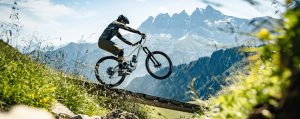 Cycliste VTT sur une passerelle en bois