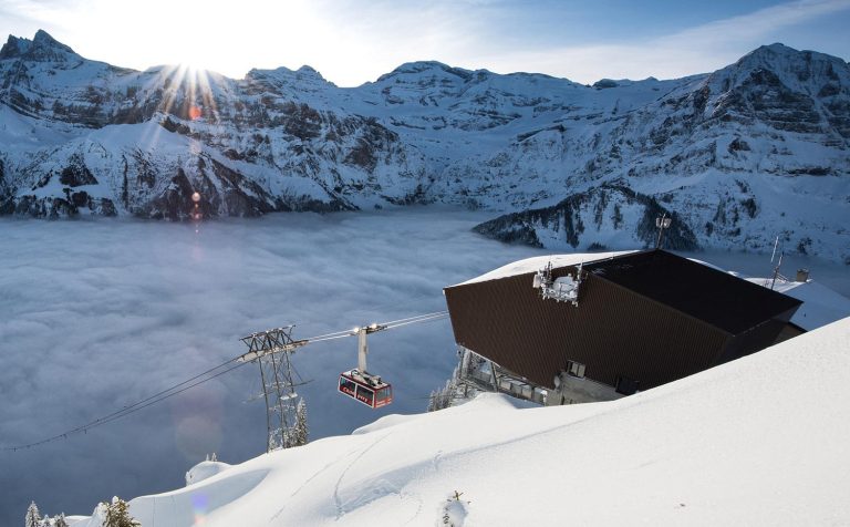 Téléphérique arrivant à la gare, l'hiver