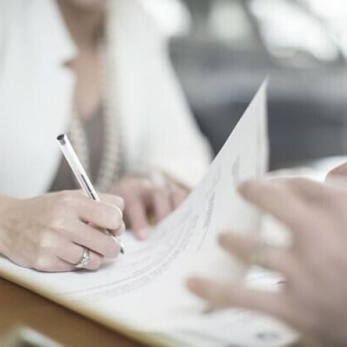 Femme signe un document