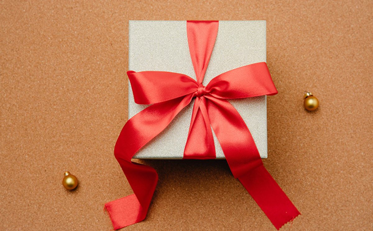 Offre cadeau Cadeau avec nœud rouge posé sur une table
